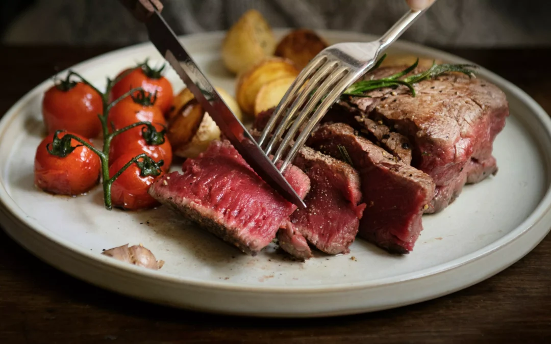 CZY SPOŻYWANIE MIĘSA WYDŁUŻA ŻYCIE? NOWE BADANIA RZUCAJĄ ŚWIATŁO NA KONTROWERSYJNĄ KWESTIĘ